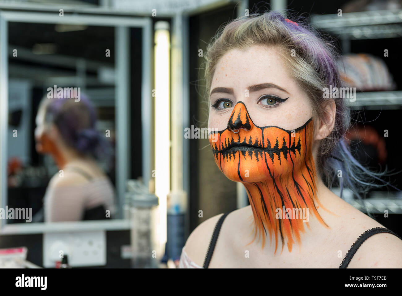 Londres, Royaume-Uni. 18 mai 2019. Un modèle en cours de travail à l'International Maquilleurs Trade Show (IMATS) ayant lieu à Kensington Olympia 16 au 19 mai 2019. Le spectacle réunit des maquilleurs de partout dans le monde, y compris ceux avec Hollywood film différents, offrant des cours en théâtre, cinéma, télévision, mode et rédactionnel pour professionnels et amateurs. Crédit : Stephen Chung / Alamy Live News Banque D'Images