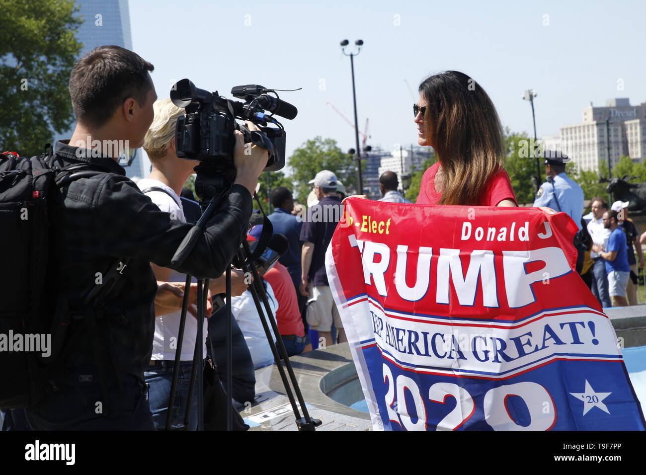 Philadelphia, PA, USA - Mai 18, 2019 : un défenseur Donald Trump attire l'attention des médias avant de Joe Biden Lancement officiel du rassemblement pour la campagne 2020 élection présidentielle américaine à Philadelphie, Pennsylvanie. Banque D'Images
