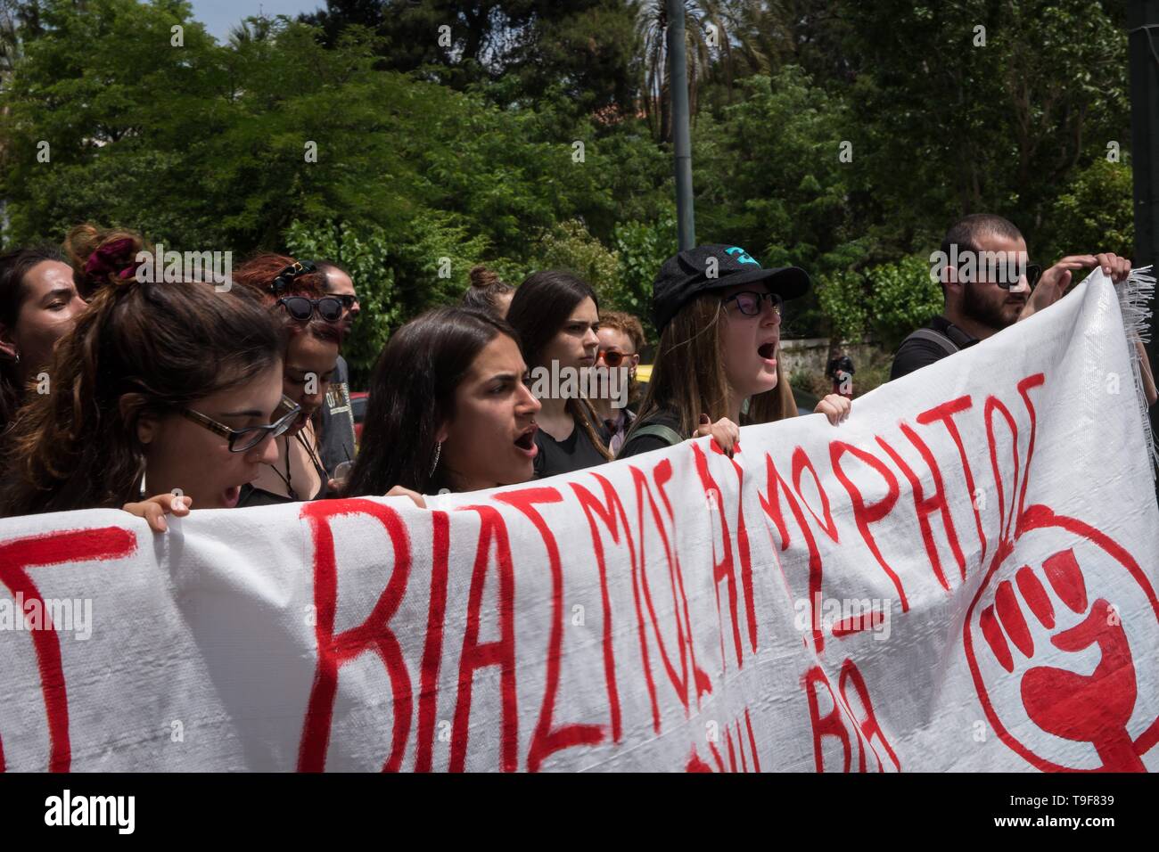 Athènes, Grèce. 18 mai, 2019. Vu les manifestants tenant une bannière tout en criant des slogans pendant la manifestation.Des centaines de femmes activistes ont protesté contre la violence des femmes. Credit : Nikolas Joao/Kokovlis SOPA Images/ZUMA/Alamy Fil Live News Banque D'Images