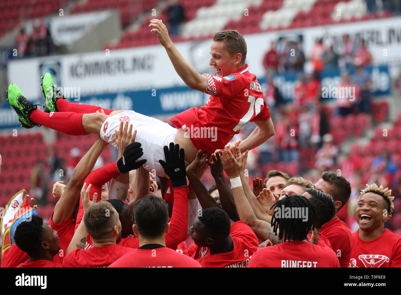 Mainz, Allemagne. 18 mai, 2019. Soccer : Bundesliga FSV Mainz 05 - 1899 Hoffenheim, 34e journée de l'Opel Arena. Mainz 05 célèbre l'adieu de longtime capitaine Niko Bungert. Crédit : Thomas Frey/DPA - NOTE IMPORTANTE : en conformité avec les exigences de la DFL Deutsche Fußball Liga ou la DFB Deutscher Fußball-Bund, il est interdit d'utiliser ou avoir utilisé des photographies prises dans le stade et/ou la correspondance dans la séquence sous forme d'images et/ou vidéo-comme des séquences de photos./dpa/Alamy Live News Banque D'Images