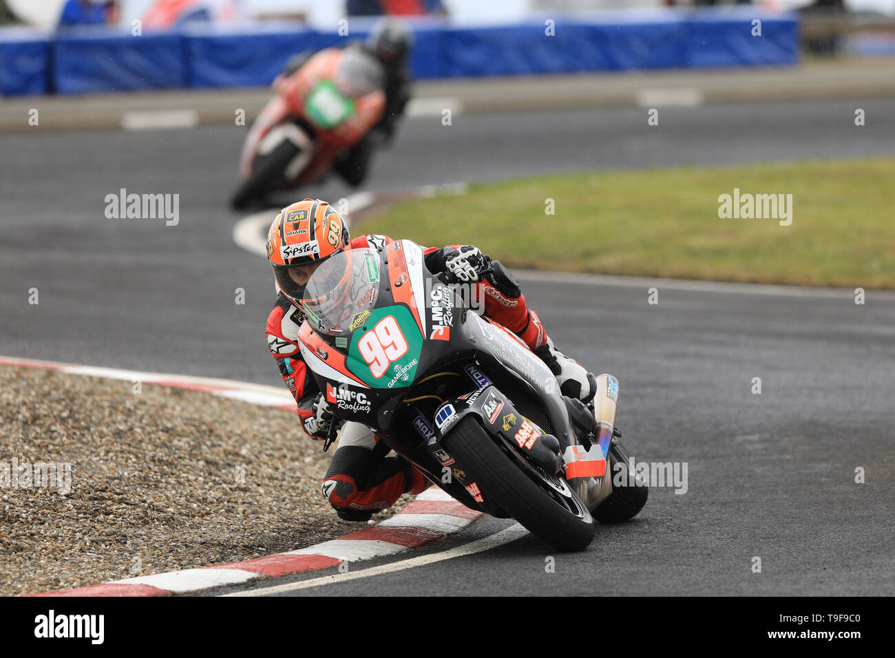 Bushmills, Irlande du Nord. 18 mai, 2019. 200 North West International Motorcycle road racing, course samedi ; Jeremy McWilliams prend la victoire sur le KMR Kawasaki durant la course SuperTwins : Action Crédit Plus Sport/Alamy Live News Banque D'Images