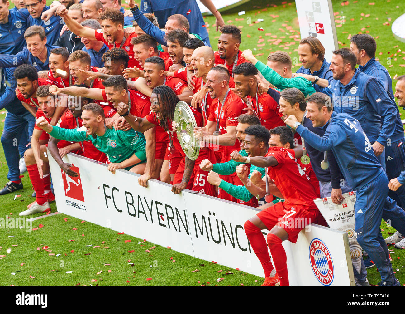 Lauréats cérémonie avec trophy : Joshua KIMMICH, FCB 32 James RODRIGUEZ, FCB 11 Manuel NEUER, FCB 1 Franck Ribéry, FCB 7 RAFINHA (13) FCB Arjen Robben, FCB 10 Robert Lewandowski, FCB 9 Thiago ALCANTARA, FCB 6 Renato SANCHES, FCB 35 Alphonso DAVIES, FCB 19 Sven ULREICH, FCB 26 Torwart. Mats HUMMELS, FCB 5 headcoach Niko Kovac (FCB), manager de l'équipe, entraîneur, Niklas SUELE, FCB 4 Javi MARTINEZ, FCB 8 Jerome BOATENG (FCB) Leon 17 GORETZKA, FCB 18 Serge GNABRY, FCB 22 Thomas Mueller, MÜLLER, FCB 25 FC BAYERN MUNICH - Eintracht Francfort 5-1 - DFL RÈGLEMENT INTERDIT TOUTE UTILISATION DE LA PHOTOGRAPHIE COMME DE DROIT SE Banque D'Images