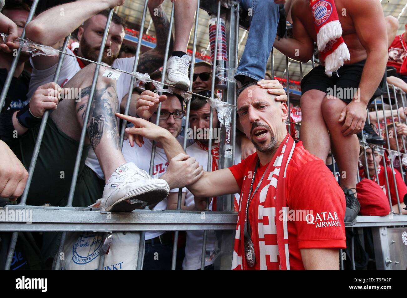 Munchen Munich, Allemagne. 18 mai, 2019. firo : 18.05.2019 Football, Football : 1. La saison 2018/2019 de la Bundesliga, le FC Bayern Munich Muenchen - Eintracht Frankfurt 2019 Champion d'Allemagne FC Bayern Munich Franck Ribery Ribery, FCB, ventilateur, fans, courbe du ventilateur, de l'humeur, d'un drapeau, foulards, tatouage, tatouage, tatouage, tatouage, Tattu, Tattu, Tatu, le geste, le geste, l'utilisation de crédit dans le monde entier | : dpa/Alamy Live News Banque D'Images