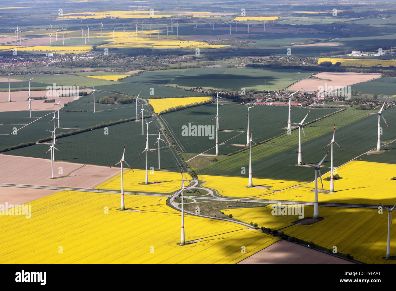 Altentreptow, Allemagne. 14 mai, 2019. Il y a un grand parc éolien à droite et à gauche de l'autoroute a20. Crédit : Bernd Wüstneck/dpa-Zentralbild/dpa/Alamy Live News Banque D'Images