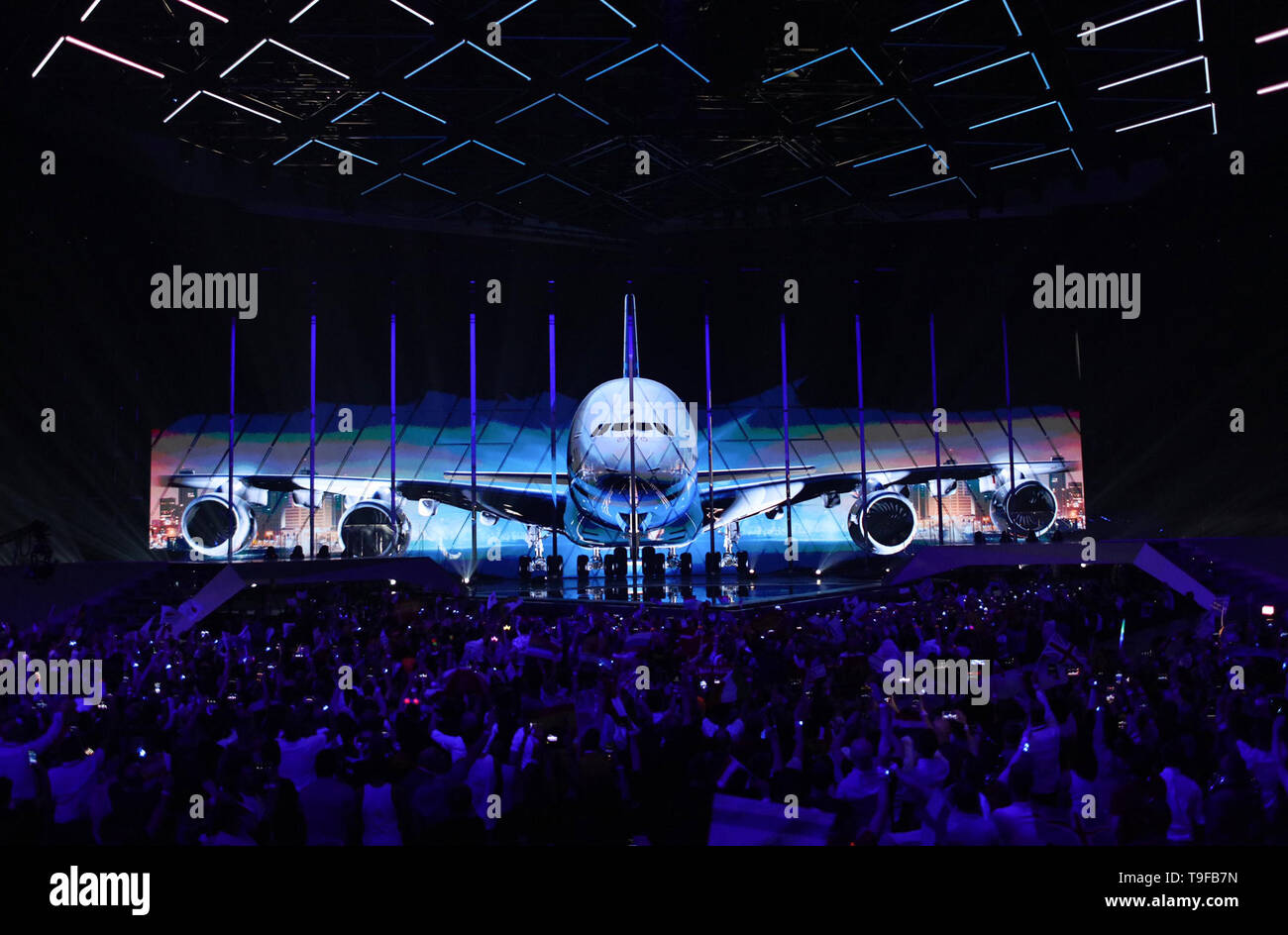 Tel Aviv, Israël. 18 mai, 2019. La finale de l'Eurovision (ESC) 2019 commence avec le 'landing' de l'année dernière, le gagnant Netta Barzilai. Credit : Ilia Efimovitch/dpa/Alamy Live News Banque D'Images