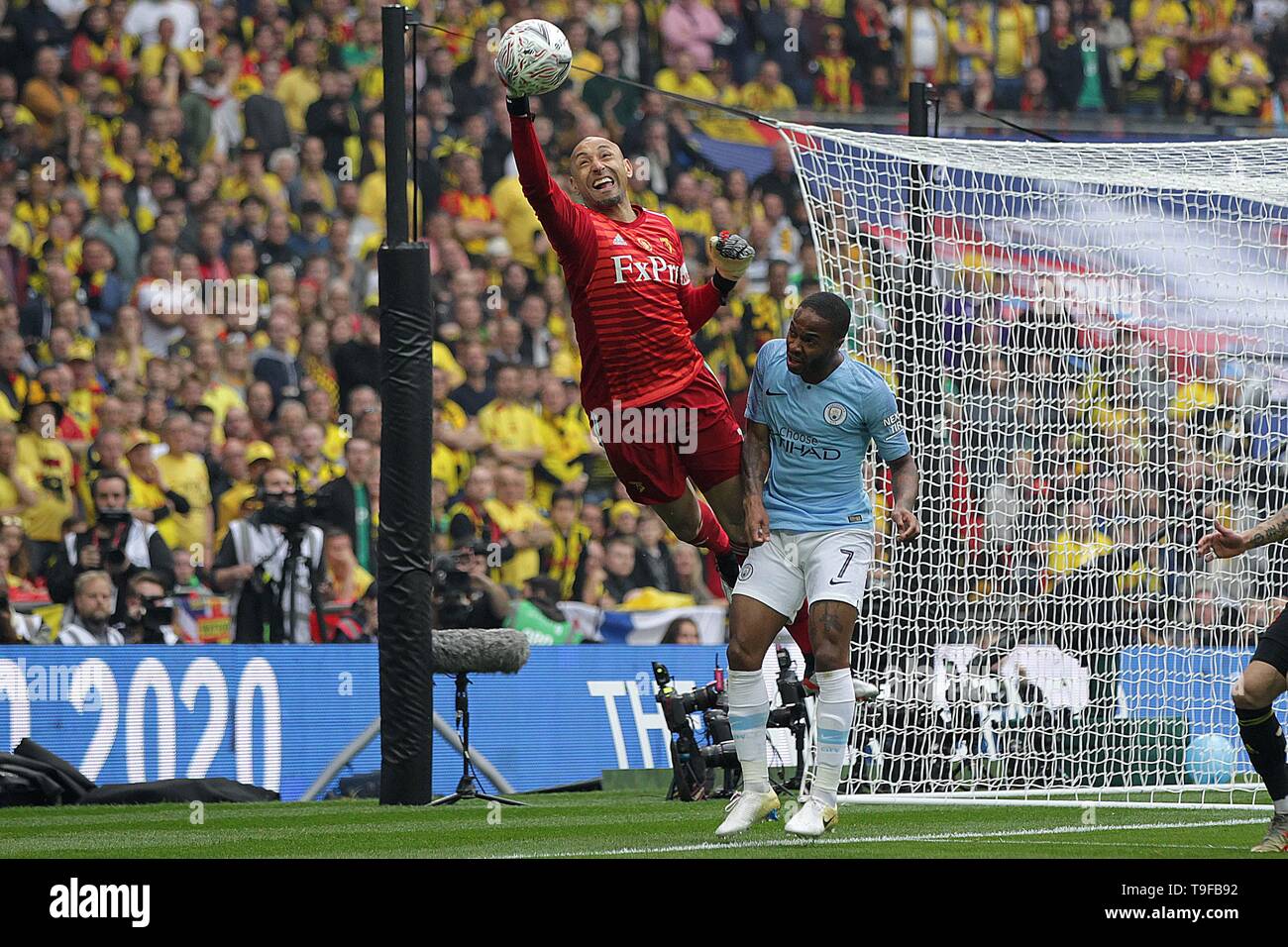 Londres, Royaume-Uni. 18 mai, 2019. Manchester, Angleterre. 18 mai 2019. Heurelho Gomes de Watford atteint la balle sous la pression de Raheem Sterling de Manchester City lors de la finale de la FA Cup match entre Manchester City et Watford à l'Etihad Stadium le 18 mai 2019 à Manchester, en Angleterre. Credit : PHC Images/Alamy Live News Banque D'Images