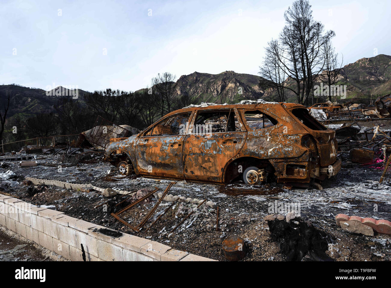 Agoura Hills, CA, USA. Mar 11, 2019. Une voiture brûlée est vu dans la suite de l'incendie mortel wid Woolsey à Agoura Hills, Californie.Des milliers de pompiers ont combattu l'incendie de la brosse 2018 Woolsey en Californie du sud que de dizaines de milliers de personnes étaient en cours d'évacuation obligatoire. 1500 détruits - 341 structures ont été endommagés, détruits ou endommagés, 3 pompiers ont été blessés et 3 morts civils rencontrés. La cause de l'incendie est encore incertain. Ronen Crédit : Tivony SOPA/Images/ZUMA/Alamy Fil Live News Banque D'Images