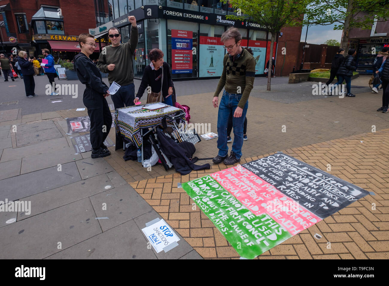 Londres, Royaume-Uni. 18 mai 2019. Tenir un étal de militants et parler contre crédit universel dans l'état occupé Wood Green High Road. Le Groupe Communiste Révolutionnaire que c'est une catastrophe pour les travailleurs, de les conduire dans une plus grande pauvreté avec les parents qui ont faim pour nourrir leurs enfants et force les gens à s'endetter et à l'arriéré de loyer à l'origine des expulsions et des sans-abri ; c'est une atteinte considérable à la vie et les droits de l'homme et doit être supprimé. Les gens ont pris des dépliants et arrêté de lire les affiches et de discuter avec les manifestants. Peter Marshall/Alamy Live News Banque D'Images