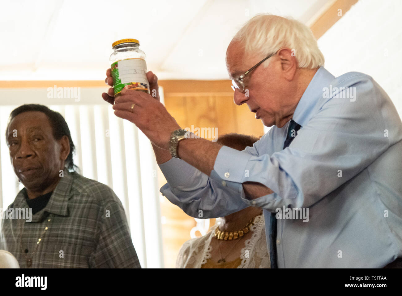 Paris, France. 18 mai, 2019. La présidence démocratique Sen. Bernie Sanders views un pot de l'eau du robinet polluée prélevés par Eugene Smith, gauche, au cours d'une visite à leur domicile le 18 mai 2019 au Danemark, en Caroline du Sud. Smith et son partenaire Paula Brown, Centre, sont des activistes qui luttent pour l'eau potable dans leur commune rurale où l'eau du robinet est impropre à la consommation en raison de produits chimiques agricoles et industriels. Credit : Planetpix/Alamy Live News Banque D'Images