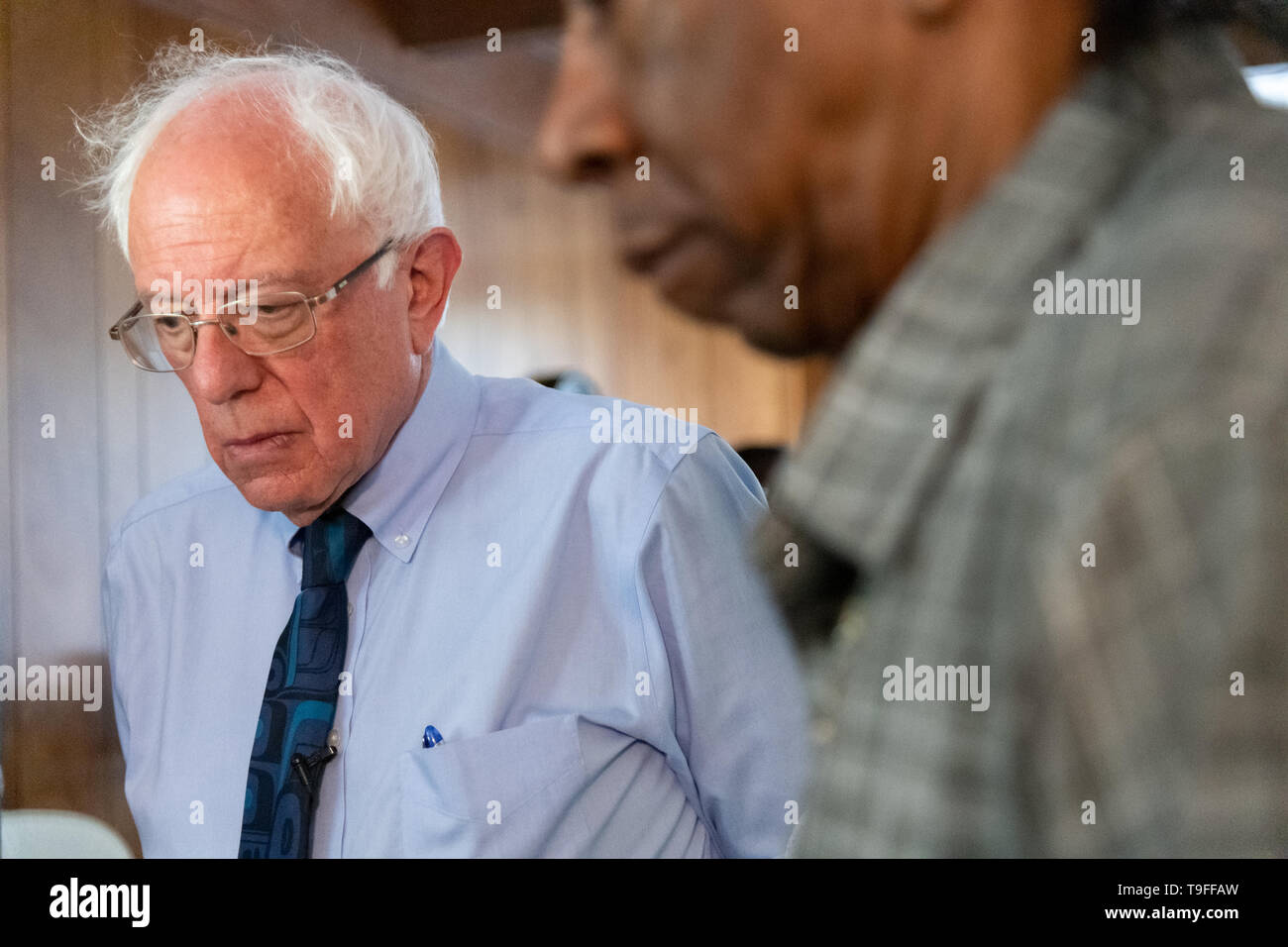 Paris, France. 18 mai, 2019. La présidence démocratique Sen. Bernie Sanders écoute propriétaire Eugene Smith de dire les effets de la pollution de l'eau du robinet au cours d'une visite à leur domicile le 18 mai 2019 au Danemark, en Caroline du Sud. Smith et son partenaire Paula Brown, se battent pour l'eau potable dans leur commune rurale où l'eau du robinet est impropre à la consommation en raison de produits chimiques agricoles et industriels. Credit : Planetpix/Alamy Live News Banque D'Images Paris, France. 18 mai, 2019. La présidence démocratique Sen. Bernie Sanders écoute propriétaire Eugene Smith de dire les effets de la pollution de l'eau du robinet au cours d'une visite à leur domicile le 18 mai 2019 au Danemark, en Caroline du Sud. Smith et son partenaire Paula Brown, se battent pour l'eau potable dans leur commune rurale où l'eau du robinet est impropre à la consommation en raison de produits chimiques agricoles et industriels. Credit : Planetpix/Alamy Live News Banque D'Images