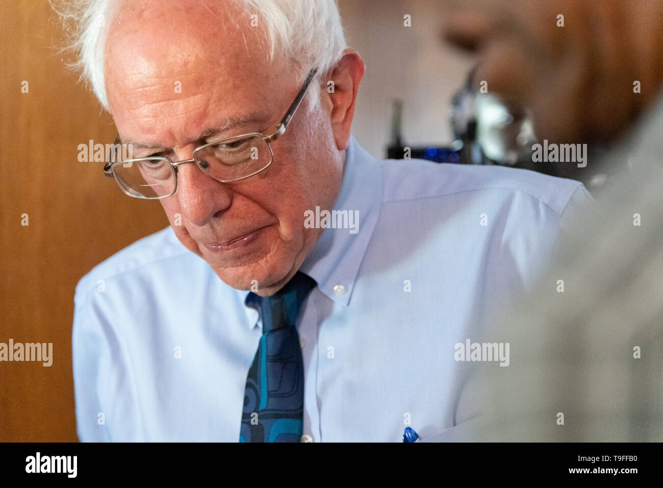 Paris, France. 18 mai, 2019. La présidence démocratique Sen. Bernie Sanders écoute propriétaire Eugene Smith de dire les effets de la pollution de l'eau du robinet au cours d'une visite à leur domicile le 18 mai 2019 au Danemark, en Caroline du Sud. Smith et son partenaire Paula Brown, se battent pour l'eau potable dans leur commune rurale où l'eau du robinet est impropre à la consommation en raison de produits chimiques agricoles et industriels. Credit : Planetpix/Alamy Live News Banque D'Images Paris, France. 18 mai, 2019. La présidence démocratique Sen. Bernie Sanders écoute propriétaire Eugene Smith de dire les effets de la pollution de l'eau du robinet au cours d'une visite à leur domicile le 18 mai 2019 au Danemark, en Caroline du Sud. Smith et son partenaire Paula Brown, se battent pour l'eau potable dans leur commune rurale où l'eau du robinet est impropre à la consommation en raison de produits chimiques agricoles et industriels. Credit : Planetpix/Alamy Live News Banque D'Images