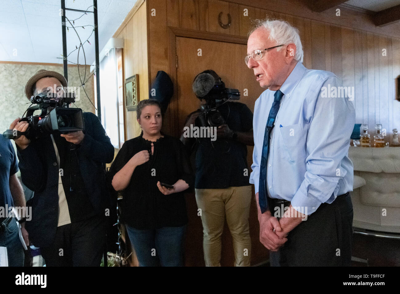 Paris, France. 18 mai, 2019. La présidence démocratique Sen. Bernie Sanders parle avec des journalistes à la suite d'une visite à domicile avec Eugene Smith, et sa partenaire Paula Brown le 18 mai 2019 au Danemark, en Caroline du Sud. Smith et Brown, se battent pour l'eau potable dans leur commune rurale où l'eau du robinet est impropre à la consommation en raison de produits chimiques agricoles et industriels. Credit : Planetpix/Alamy Live News Banque D'Images