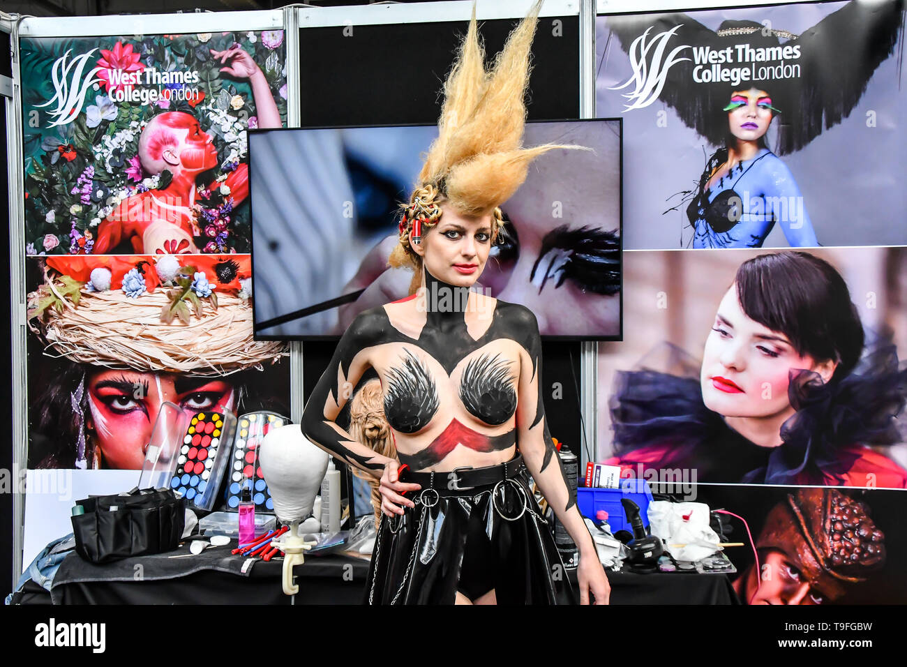 Londres, Royaume-Uni. 18 mai, 2019. West Thames College de Londres - Charlotte Zammit et modèle Nora Orthofer démo à IMATS Londres le 18 mai 2019, Londres, Royaume-Uni. Credit Photo : Alamy/Capital Live News Banque D'Images