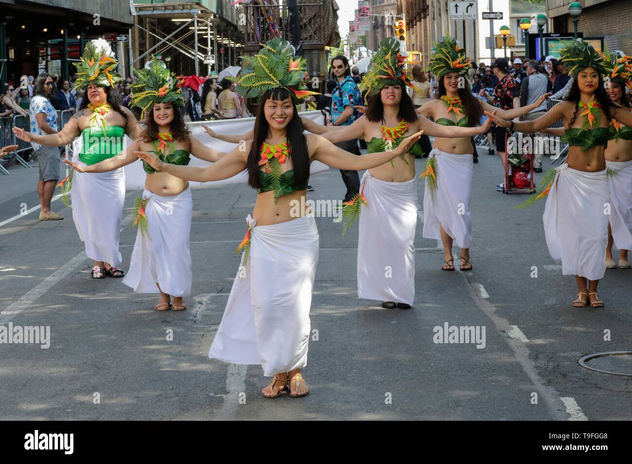 Soho, New York, USA, 18 mai 2019 - Des milliers de marcheurs ont participé à la 13e parade de danse annuel par l'East Village aujourd'hui à New York. Photo : Luiz Rampelotto/EuropaNewswire Crédit photo obligatoire. | conditions dans le monde entier : dpa Crédit photo alliance/Alamy Live News Banque D'Images