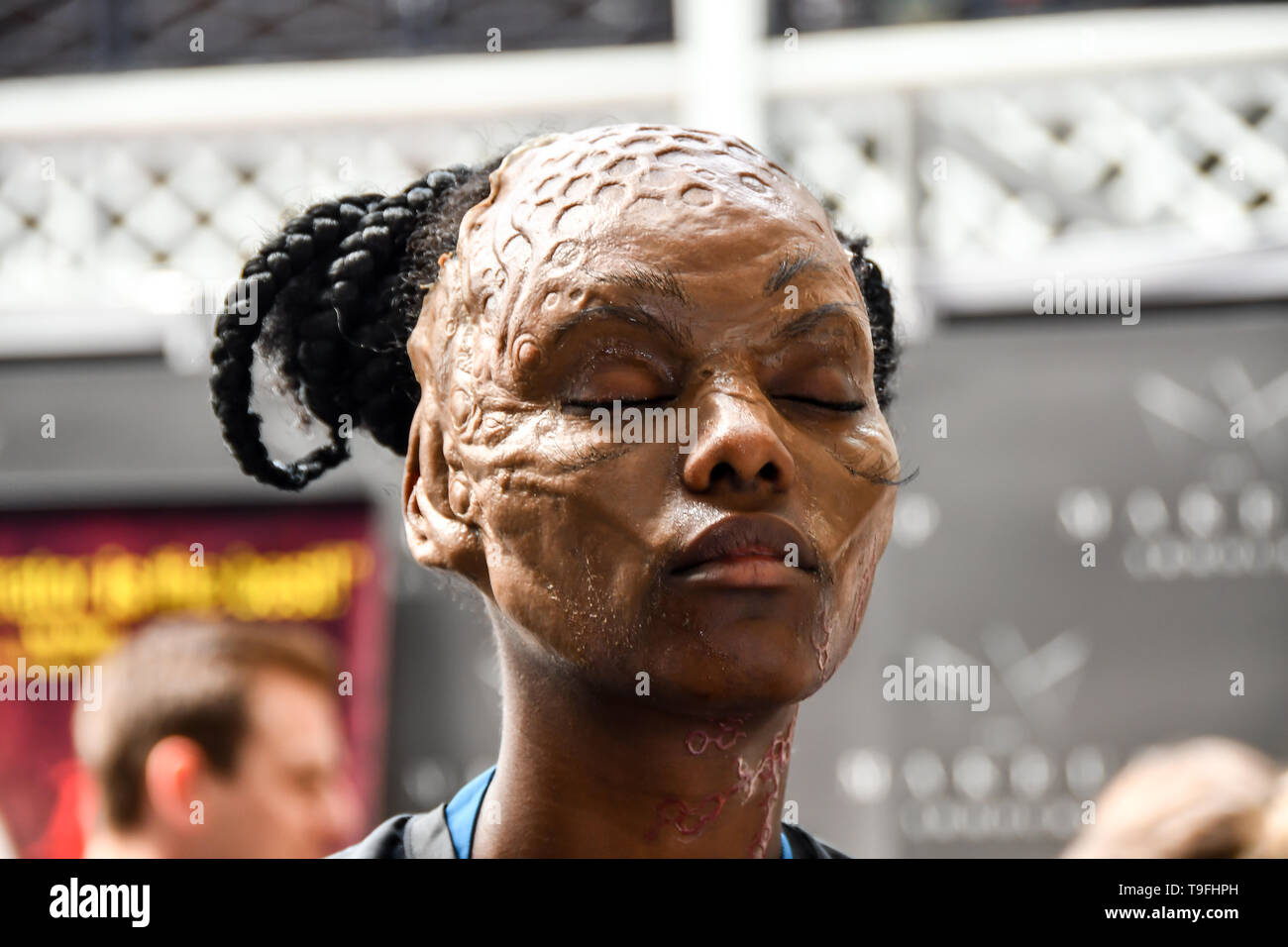 Londres, Royaume-Uni. 18 mai, 2019. Dunia modèle Abdi la reine des abeilles par artiste Ida Astero Welle - Mothermorphosis démo à IMATS Londres le 18 mai 2019, Londres, Royaume-Uni. Credit Photo : Alamy/Capital Live News Banque D'Images