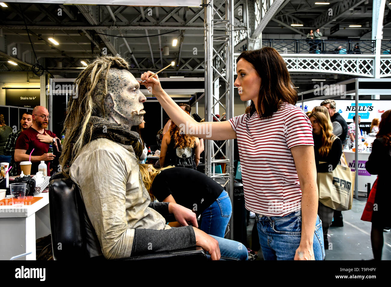 Londres, Royaume-Uni. 18 mai, 2019. Oscar-winning make-up artist Lucy Sibbick démo à Moldlife stand à IMATS Londres le 18 mai 2019, Londres, Royaume-Uni. Credit Photo : Alamy/Capital Live News Banque D'Images