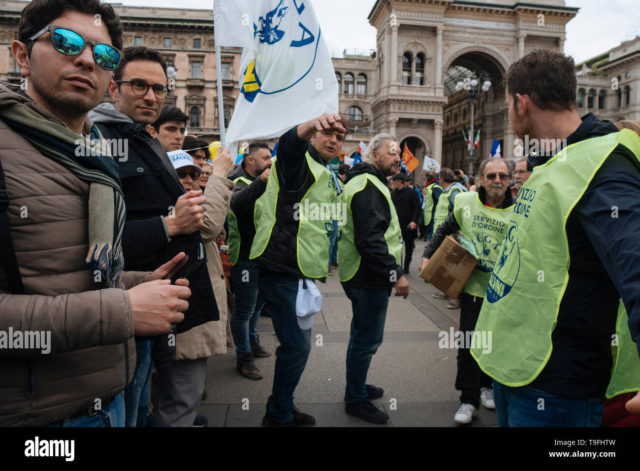 Milan, Italie. 18 mai, 2019. Les gens vu jaune durant la campagne rally. Matteo Salvini, chef du parti populiste de la Ligue et droit et aussi Ministère de l'Intérieur et vice-Premier ministre, dirige et ferme la campagne électorale européenne dans la place du Duomo, Milan. Marine Le Pen, présidente du parti politique Rassemblement National ont également participé. Credit : SOPA/Alamy Images Limited Live News Banque D'Images