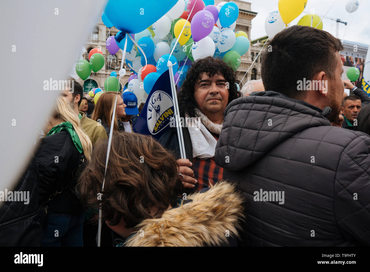 Milan, Italie. 18 mai, 2019. Un homme est vu avec des ballons durant la campagne rally. Matteo Salvini, chef du parti populiste de la Ligue et droit et aussi Ministère de l'Intérieur et vice-Premier ministre, dirige et ferme la campagne électorale européenne dans la place du Duomo, Milan. Marine Le Pen, présidente du parti politique Rassemblement National ont également participé. Credit : SOPA/Alamy Images Limited Live News Banque D'Images