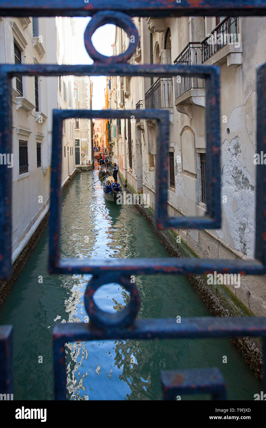 Les touristes en aviron Gondolier gondole, Venise, Italie Banque D'Images