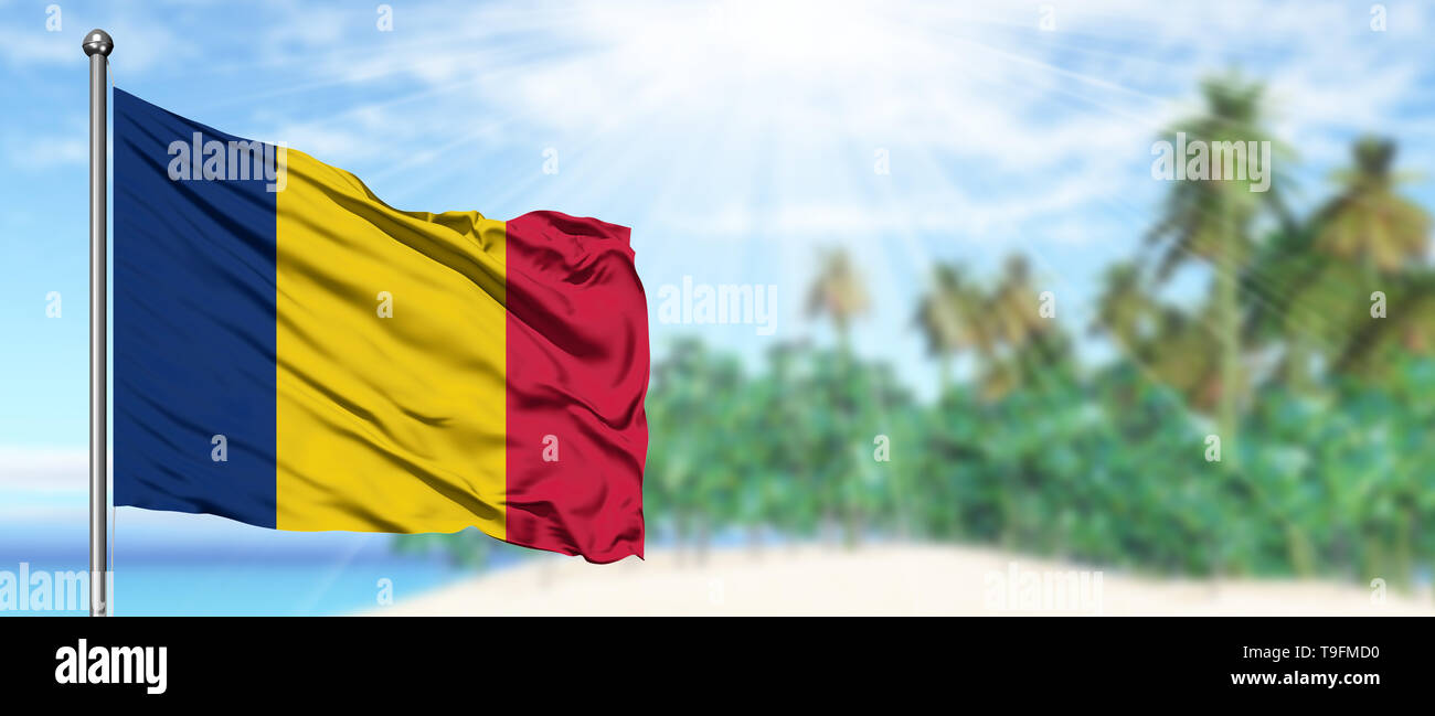 Brandissant le drapeau du Tchad dans le ciel bleu ensoleillé avec fond de plage d'été. Locations de vacances à thème, concept. Banque D'Images