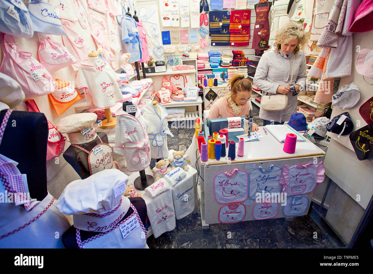 Deux femmes dans un atelier de couture et de tricot à Venise Banque D'Images