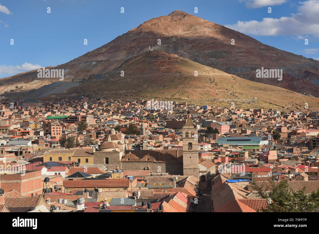 Vue sur le toit de la mine du Cerro Rico à partir de l'Église et couvent de San Francisco, Potosí, Bolivie Banque D'Images