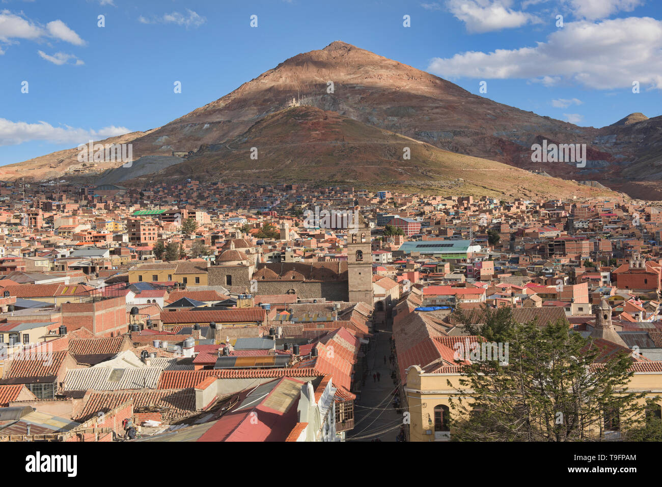 Vue sur le toit de la mine du Cerro Rico à partir de l'Église et couvent de San Francisco, Potosí, Bolivie Banque D'Images