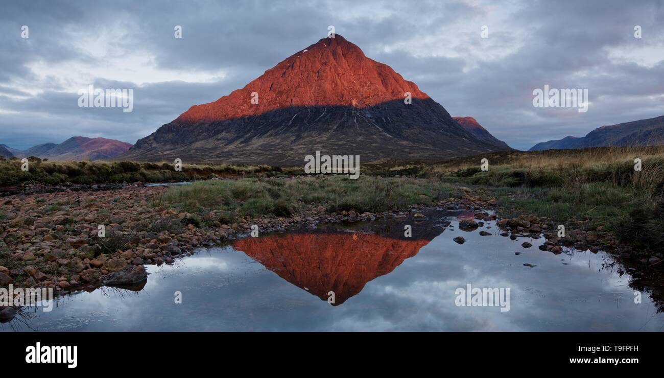 J'ai pris cette photo à partir d'un waterpool encore sur la rivière Etive lors d'un matin de mai. La piscine perfectionné reflète le pic de Buachaille Etive Mor Banque D'Images