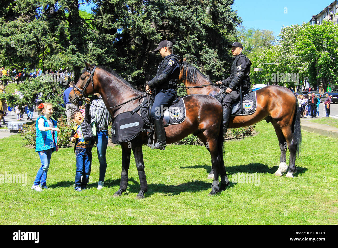 Dnipro , Stockholm, Suède, le 9 mai 2018. La police patrouille à cheval protéger l'ordre public lors d'événements publics. Les enfants jouent avec un cheval Banque D'Images