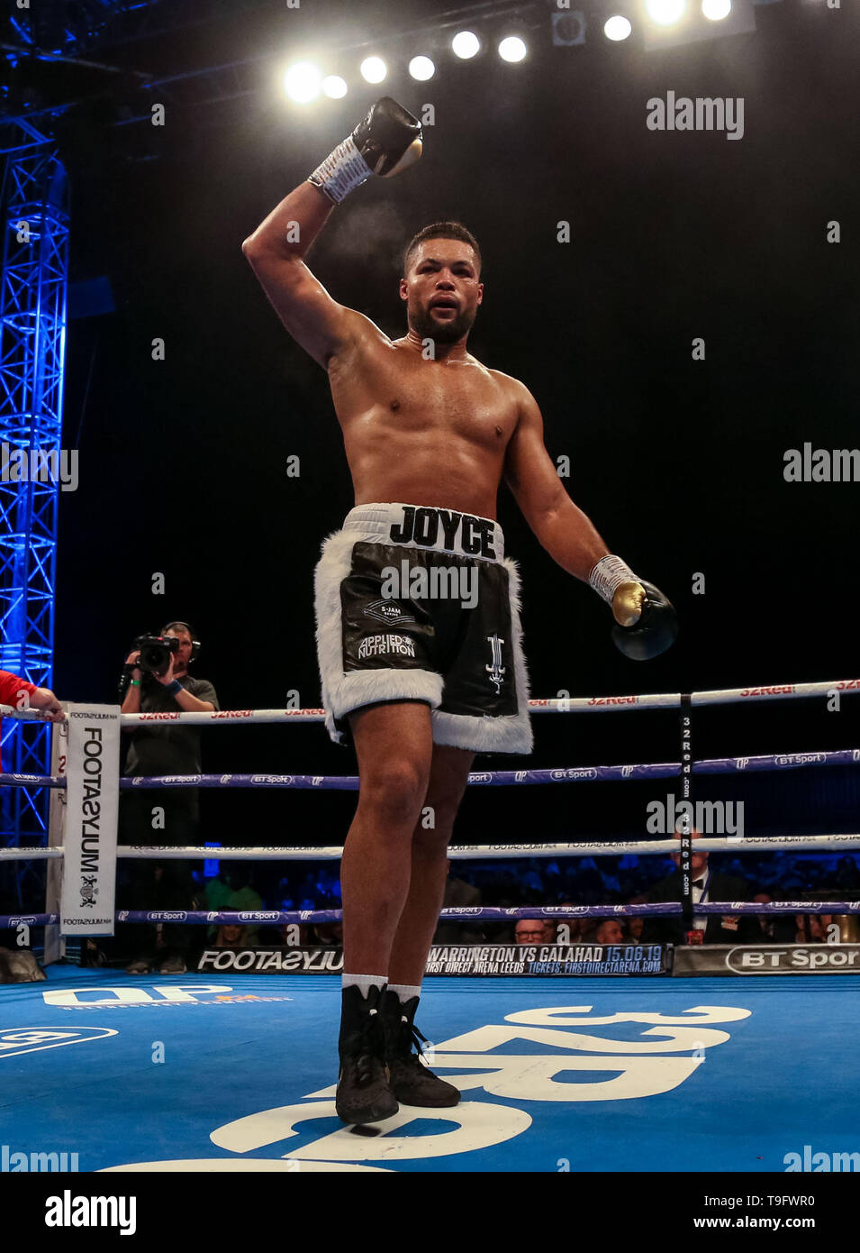 Joe Joyce célèbre battant Alexander Ustinov pendant leur combat poids lourd au stade Lamex, Stevenage. Banque D'Images