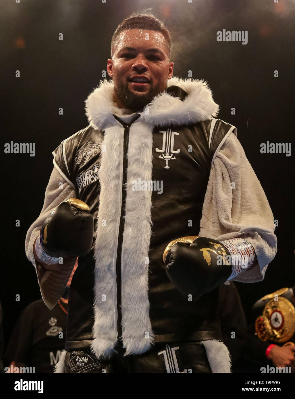 Joe Joyce célèbre battant Alexander Ustinov pendant leur combat poids lourd au stade Lamex, Stevenage. Banque D'Images