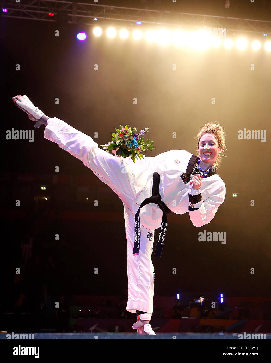 Great Britain's Jade Jones célèbre avec sa médaille d'or après avoir remporté le Women's -57kg match final contre la Corée Ah-Reum Lee, pendant quatre jours de la World Taekwondo Championships à la Manchester Arena, Manchester. Banque D'Images