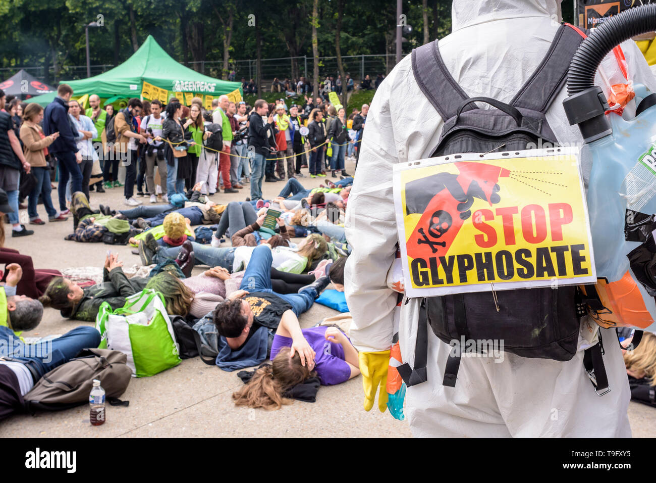 Les manifestants dénoncent la nocivité du glyphosate pendant la marche contre Monsanto à Paris, France. Banque D'Images