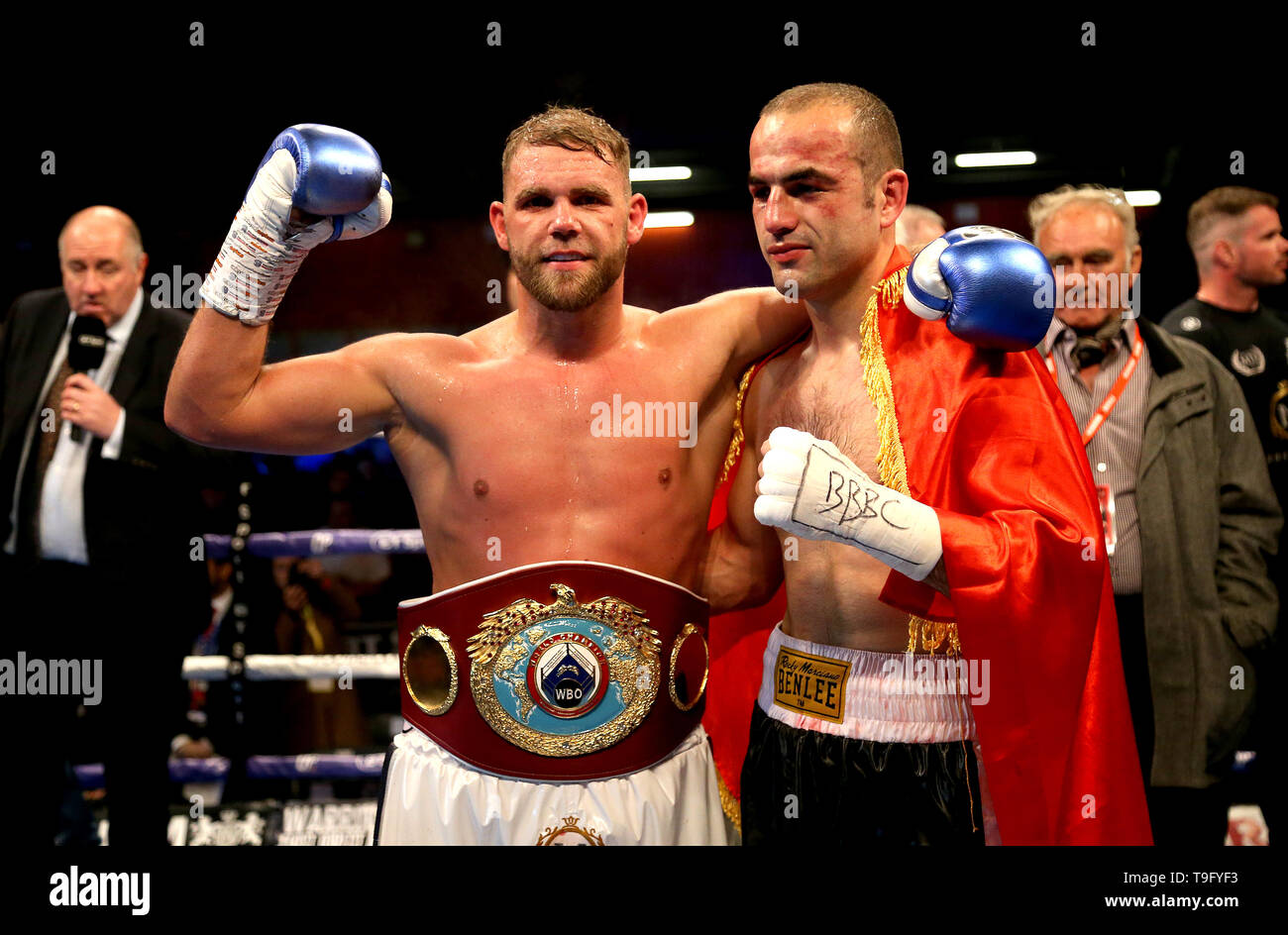 Billy Joe Saunders célèbre avec la ceinture mondiale WBO Super-Middleweight après son combat contre l'Shefat Isufi (droite) lors de la stade Lamex, Stevenage. Banque D'Images