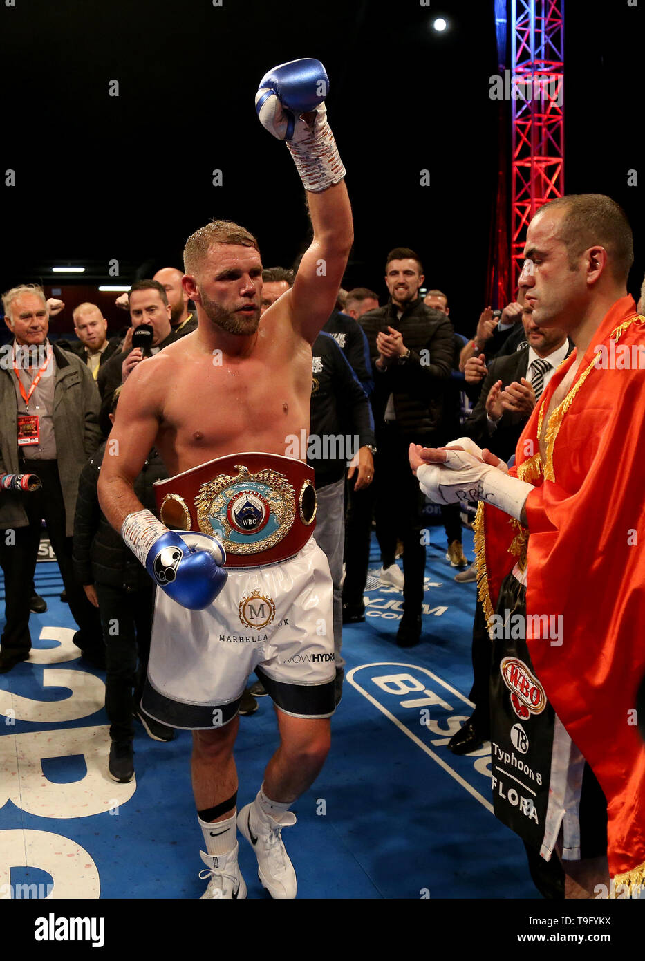 Billy Joe Saunders célèbre remportant la ceinture mondiale WBO Super-Middleweight après son combat contre l'Shefat Isufi (droite) lors de la stade Lamex, Stevenage. Banque D'Images