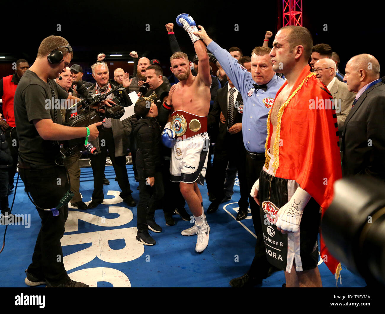 Billy Joe Saunders célèbre remportant la ceinture mondiale WBO Super-Middleweight après son combat contre l'Shefat Isufi (droite) lors de la stade Lamex, Stevenage. Banque D'Images