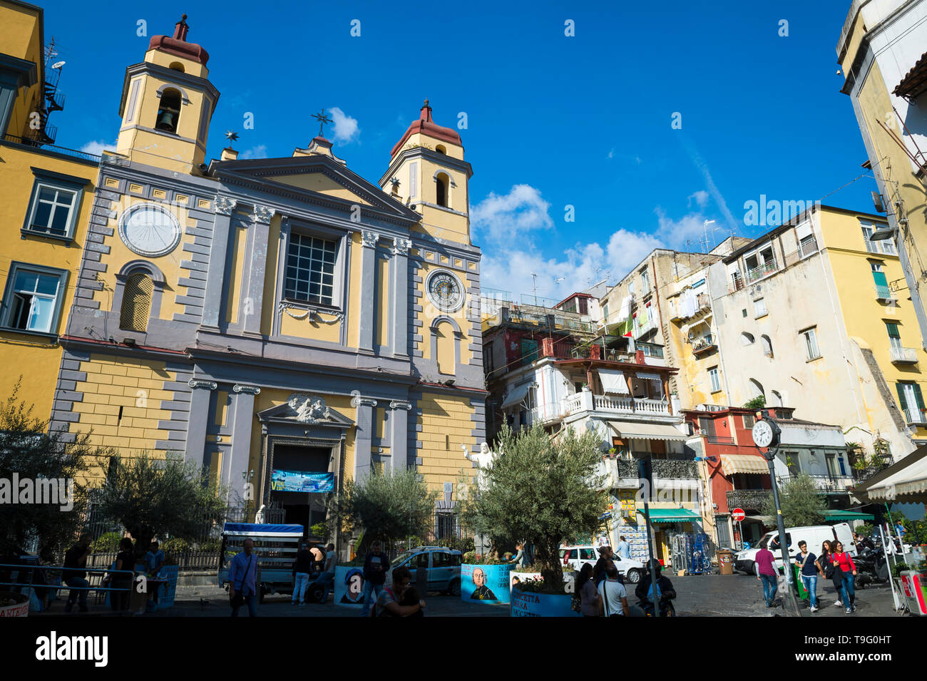 NAPLES, ITALIE - Octobre 2017 : vue panoramique d'une église baroque typique d'une place dans le centre historique. Banque D'Images