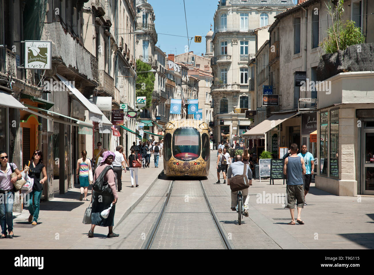 Montpellier, tramway moderne Linie 4, Fahrzeugdesign von Christian Lacroix - Montpellier, la ligne 4 du tramway moderne, design par Christian Lacroix, Saint-De Banque D'Images
