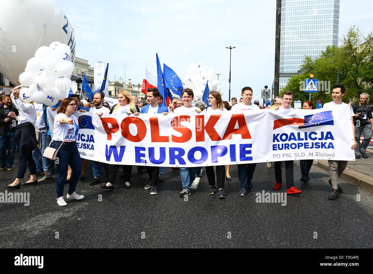 Pologne, Varsovie, le 18 mai 2019 : les partis de l'opposition (PO, LSP, Zieloni) et ONG tenir pro European mars 'Pologne en Europe" à l'avance les élections du Parlement européen. Des milliers de militants, d'anciens présidents (Bronislaw Komorowski, Aleksander Kwasniewski), le chef du parti de Grzegorz Schetyna (PO), l'ancien Premier Ministre Ewa Renseignements utilisées Clinical Toxicology of Commercial Products et président du Conseil européen, Donald Tusk s'est joint à la marche à travers la capitale Varsovie. ©Jake Ratz/Alamy Banque D'Images