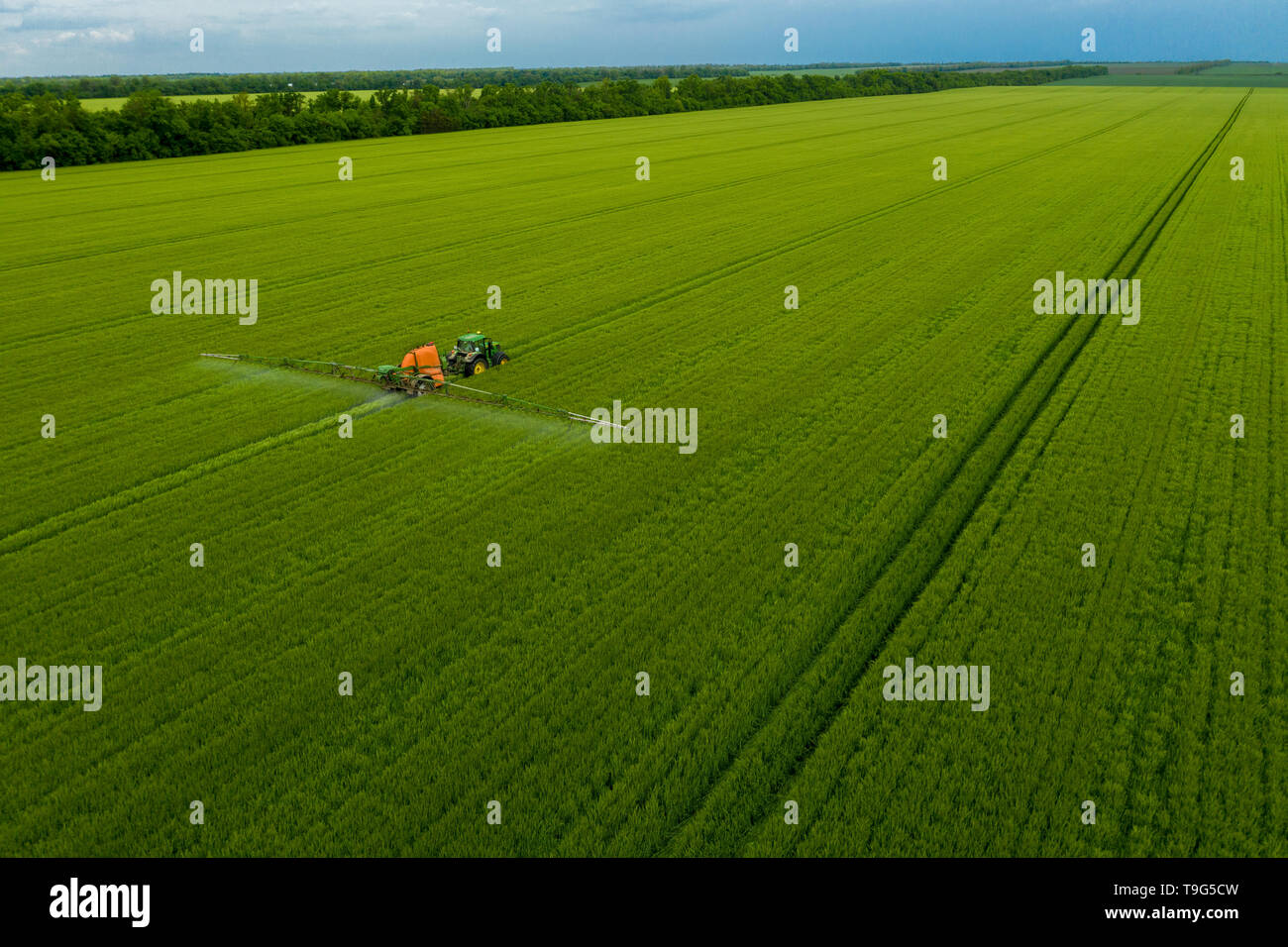 La Russie, l'Gaymanovskaya - 12 mai 2019 : Un tracteur est sur le terrain. L'agriculture moderne. L'utilisation des nouvelles technologies dans l'agriculture. Vue aérienne. Banque D'Images