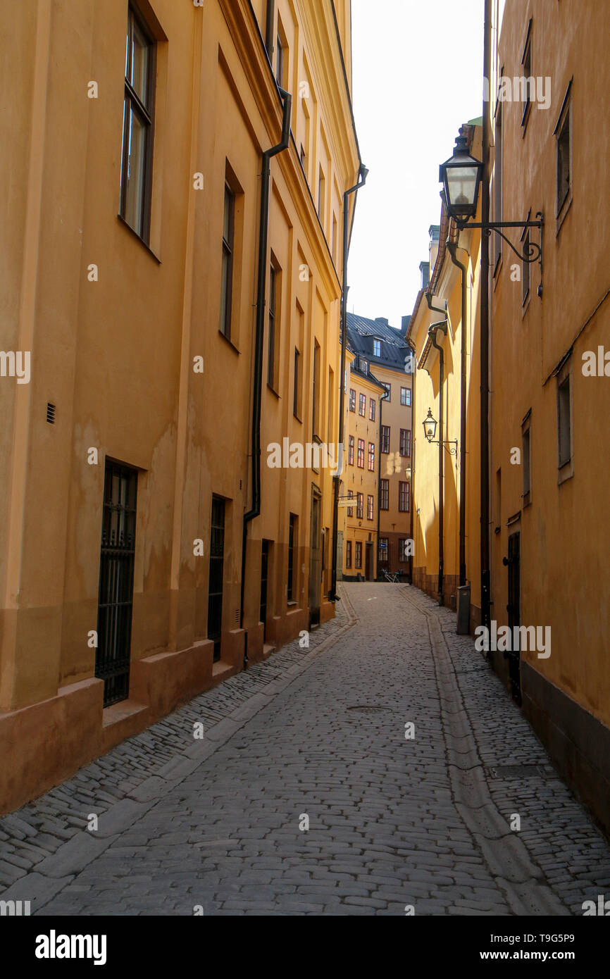 La photo de la rue traditionnelle étroite de Stockholm. Marcher à l'intérieur du Gamla Stan. Banque D'Images