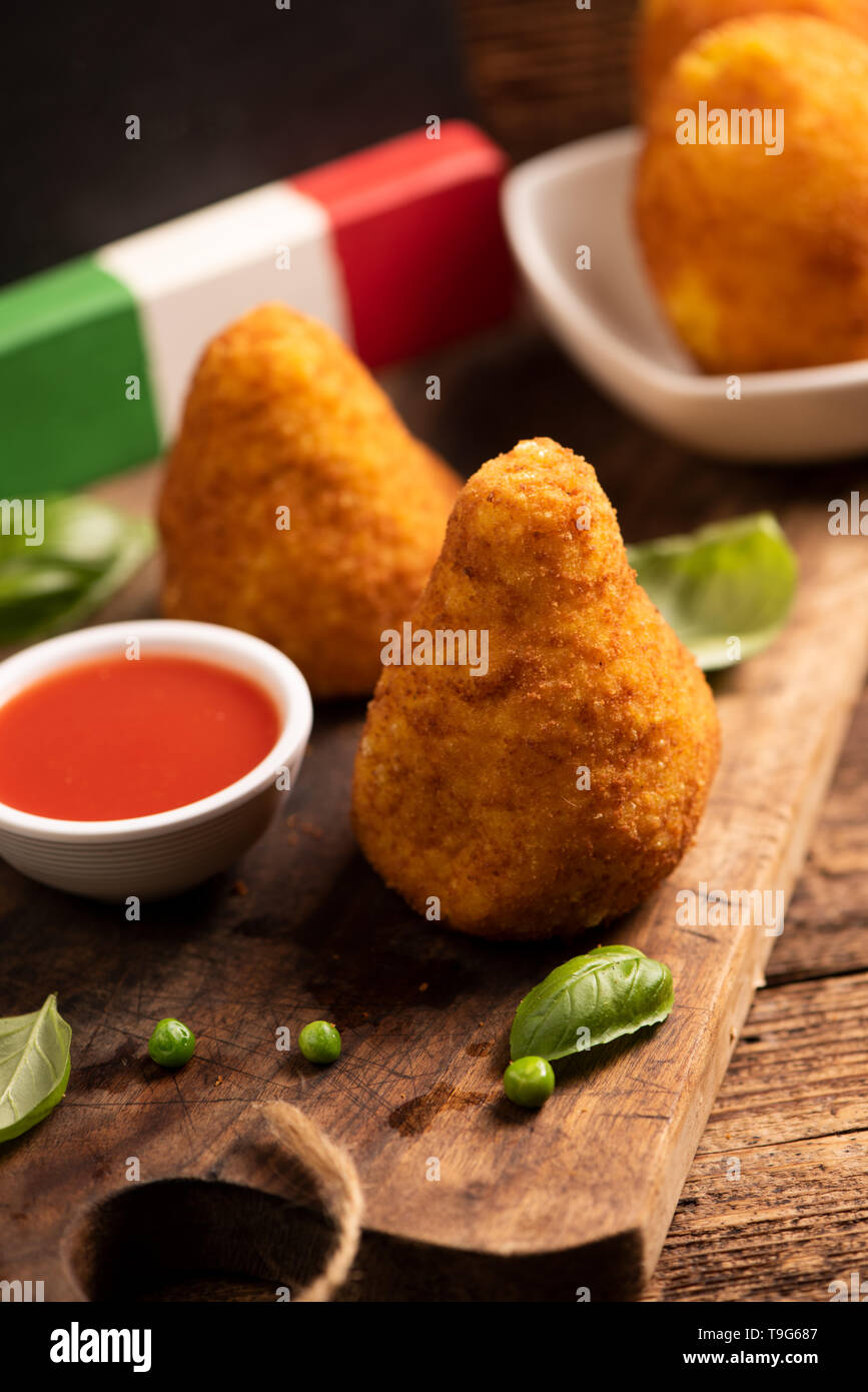 Boules de riz délicieux faits avec du riz frit. plat typique de la cuisine italienne de Sicile . Arancini close up Banque D'Images