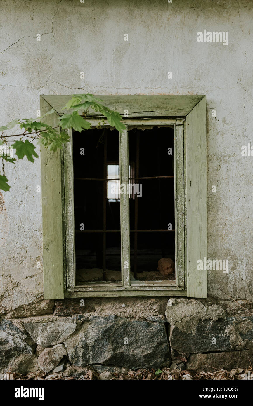 Ancienne grange avec fenêtre en verre brisé Banque D'Images