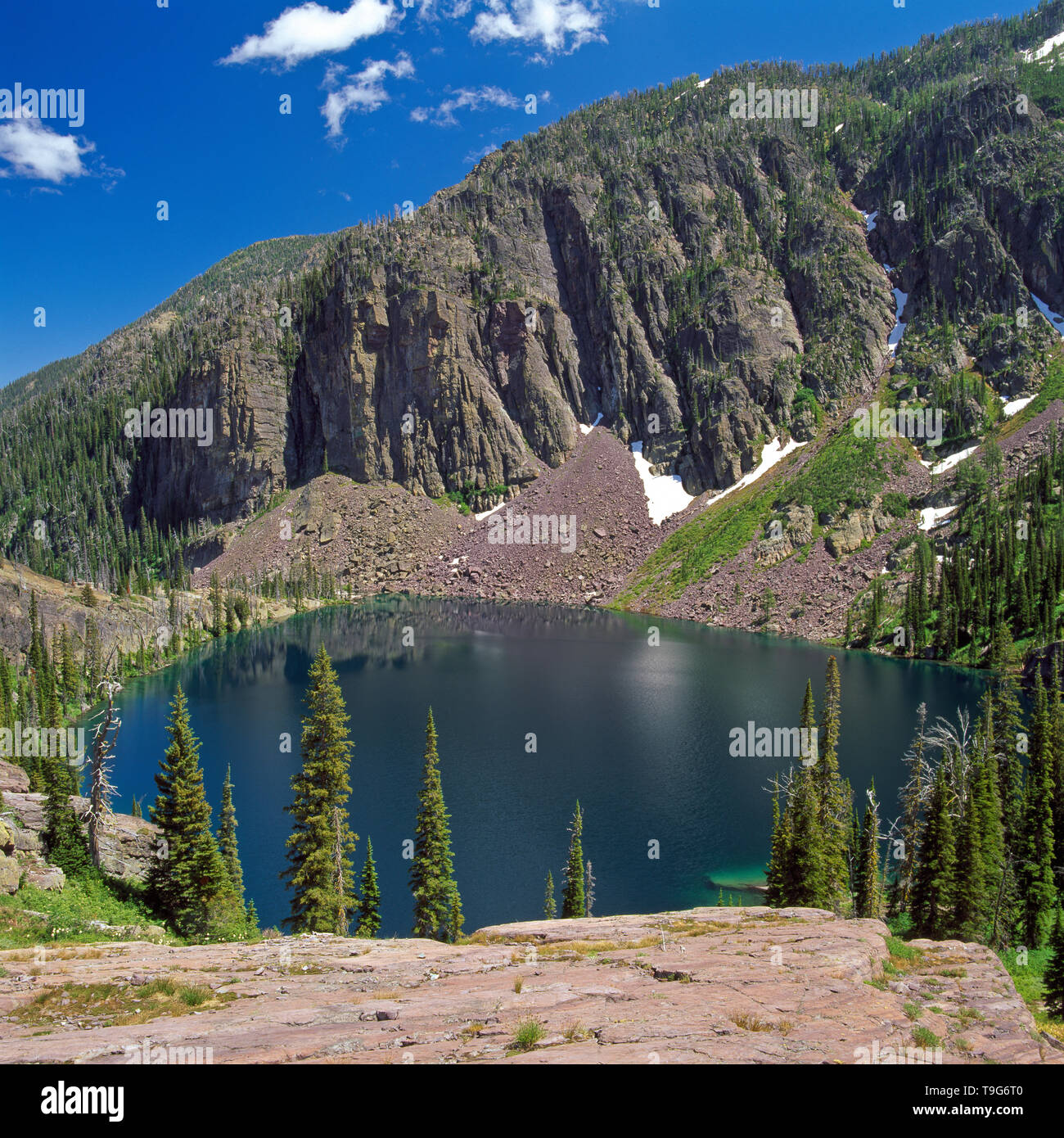 La mission dans le lac dentelle sauvage des montagnes près de condon, Montana Banque D'Images