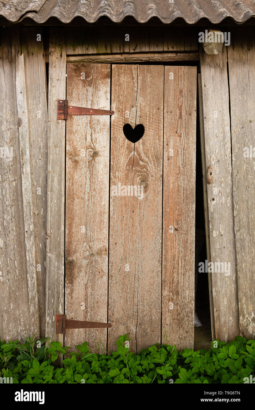 Portes en bois avec des trous en forme de coeur Banque D'Images