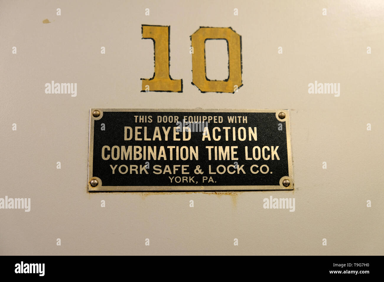 Plaque sur une vieille chambre forte de banque à la 21c Museum Hotel à Durham, Caroline du Nord, USA ; un retard de temps combinaison serrure, coffre-fort & Lock Co. de New York York PA. Banque D'Images
