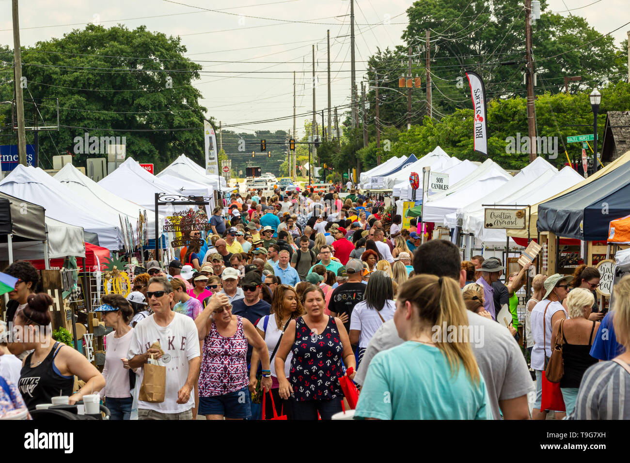 McDonough, Géorgie - 18 mai 2019 : promenade le long de John Frank Ward Avenue parmi les éditeurs, sur le 42e Festival de géranium. Banque D'Images