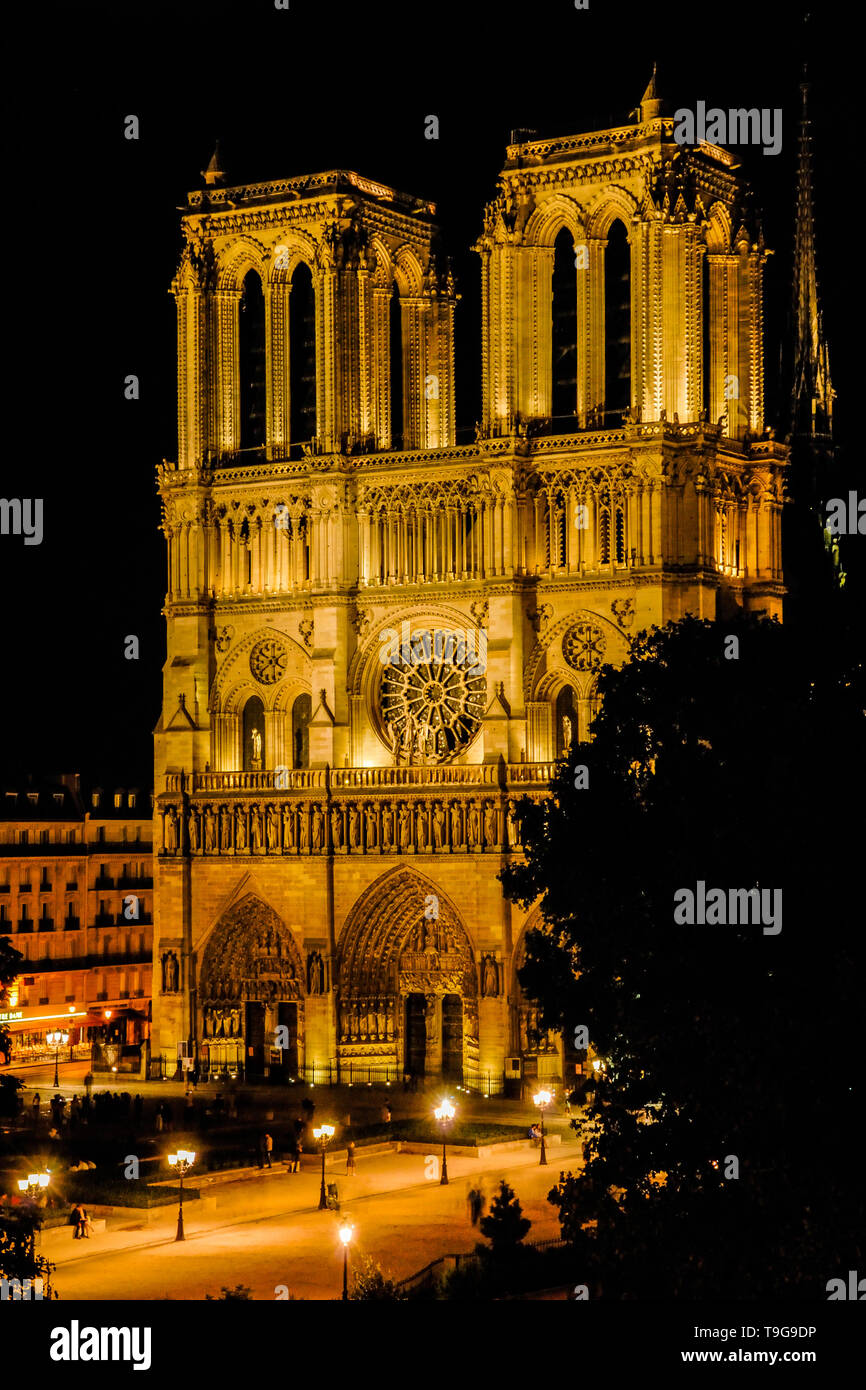 Notre Dame de Paris la nuit Banque D'Images
