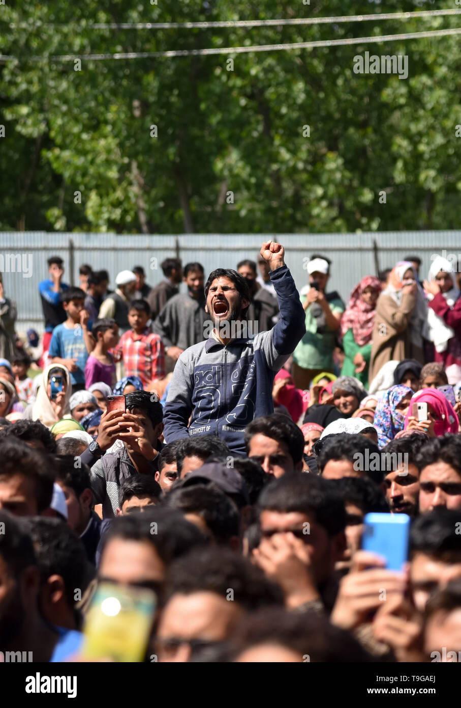 Un villageois du Cachemire vu crier des slogans pro liberté pendant la cérémonie funéraire de tué des rebelles cachemiriens Showkat Ahmed à sa résidence de Pulwama, au sud de Srinagar. Des milliers de personnes ont assisté aux funérailles de Dar Ahmed Showkat tué à son domicile à Panzgam Pulwama. Showkat a été parmi les trois rebelles cachemiriens tué dans un gunfight dans Pulwama. Banque D'Images