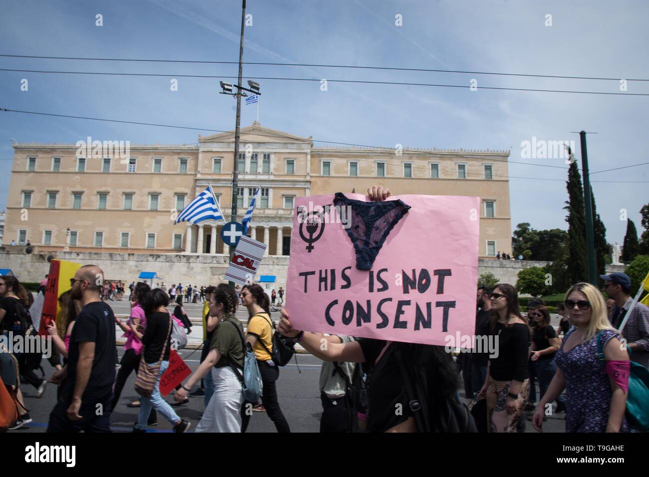 Un écriteau vu avec une femme de ware en face du Parlement grec lors de la manifestation. Protestation contre la violence faite aux femmes détenues par des centaines de femmes militantes. Banque D'Images